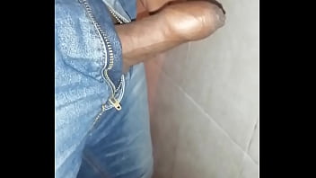 Solo iba a mear y termine con la verga parada y eyaculando