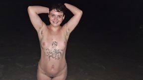 novinha safada ficou peladinha no mar a noite enquanto o namorado filmava