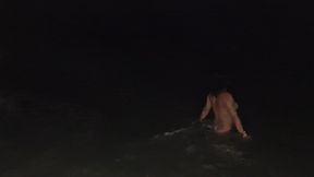 novinha safada ficou peladinha no mar a noite enquanto o namorado filmava