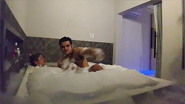 YURI GAÚCHO - Sexo na banheira com dotadão