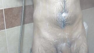 Duşta amatör bir adam kıllı penisini okşayarak yoğun bir boşalma ve anal kremalı boşalma ile son buluyor.