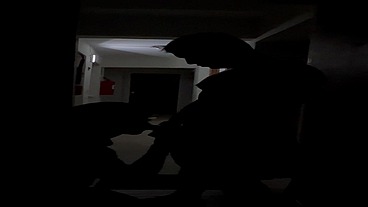 mamando com a porta do apartamento aberta