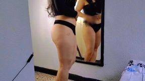 Le muestro mi rico culito blanco para antojarlo