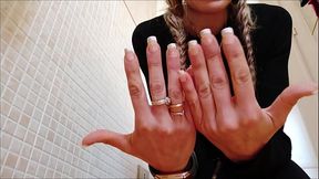 the beautiful Italian girl humiliates you who are stupid-la bella italiana umilia proprioo te che sei scemo