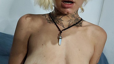 Meu marido viajou e eu me masturbei sozinha até gozar