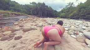 companero de trabajo pone a mamar verga a valery por exhibir su culo y sus tetas en el rio