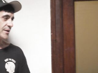 el corneta de mi marido no puede ver como le soy infiel con el pizzero