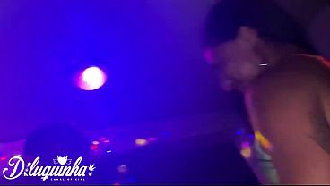 Casal fode com DJ da festa no vesti&aacute_rio