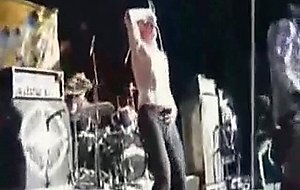 Ils baisent sur scene pendant un concert de rock!