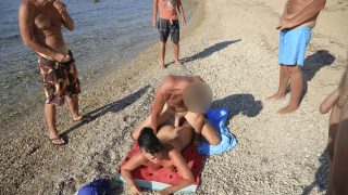 Man ass jävla tysk tjej och fyller hennes rövhål med sperma av stor kuk