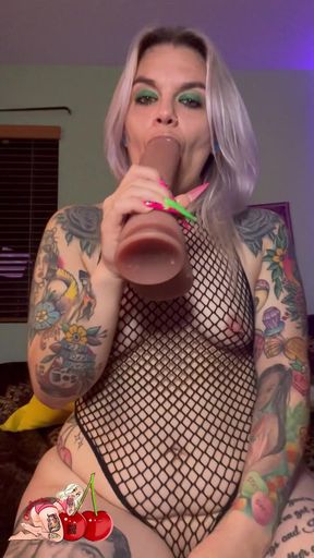 Watch Lovin's live stream of her dildo-sucking & deep-throating with her long nails while live-streamed