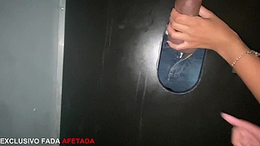 Glory Hole um desconhecido Gozou dentro da novinha