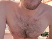 Mangio una banana in modo sexy in cucina