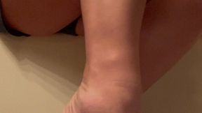 After Shower Lotion Calves and Quads Barefoot