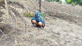 कोमल तुम ऐसे रोड पर मूत रही हो लोगो के लैंड खड़ा हो जाता है ना
