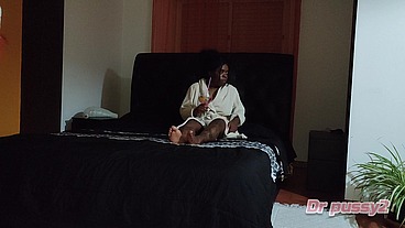 DR PUSSY2 - Angolana convidou o amigo do marido para lhe fazer companhia e olha o que aconteceu na ausência do corno outra vez