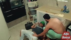 chamei o encanador para dar um trato no meu chuveiro e quem acabou levando um trato fui eu