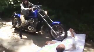 MOISA AFILMAT O MOTORCYCLISTA CUM AL MASTURBA CU ROATA DE LA MOTOR