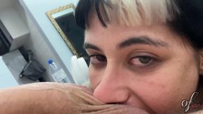 depois de sair do banho, ainda com roupao, a vampira40 nao perde tempo e comeca logo a mamar o pauzudo