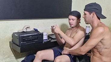 Fui jogar video game com o Pr e ele me comeu gostoso