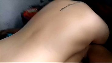 MI HERMANASTRA SE VIENE A ACOSTAR ALADO MIO EN CALZONES LA HAGO CALENTAR PARA QUE SE ME SUBA A CABALGAR