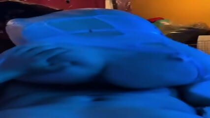 Quand naiade arrete de sucer elle veut chevaucher une bite dure