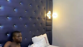 Bố dượng da đen cưỡng hiếp dã man cậu con trai riêng trẻ tuổi trong video tự quay nóng bỏng.