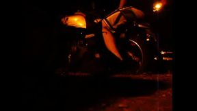 Fazendo a moto sofrer com meu peso