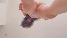 Gigante y cosquillas entre mujeres