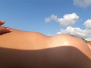 Exhibiendo su gran culo montando en bicicleta en público.