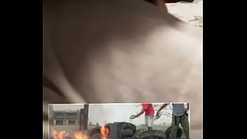 ao som de cheiro de pneu queimado