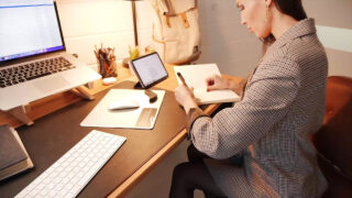 Stor rumpe brunette MILF Lilu Moon blir knullet analt til det trange hullet hennes flyter over med sæd