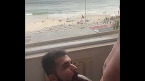 Mamando com gosto essa piroca de 27 cm com essa vista linda da praia