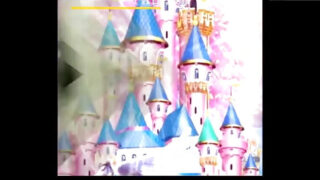 Olgun, yakışıklı adamın kocaman, sünnetsiz siyah penisi, istekli genç adamlar tarafından emiliyor, ardından da onların sıkı kalçalarına korunmasız bir şekilde giriliyor.