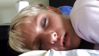 اللمس بالإصبع &#8211; مراهقة مثلية الجنس مدهونة بالزيت تمارس العادة السرية