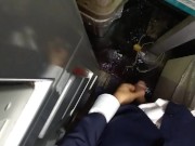 外でおしっこ！撮影してると思ったら勃起してきました（笑）