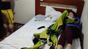 mi amigo y yo nos metimos a la casa de un vecino atamos a el vecino y nos follamos a sus esposas como todas una puta nos venimos dentro de su cono