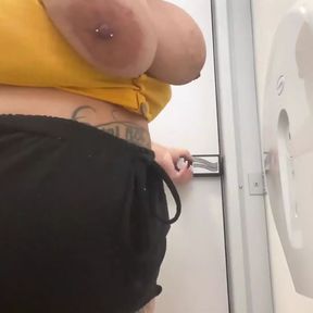 BBW Put the Balls in Her Arse in the Bathroom