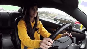 ”Ersties: Milena macht mit ihrem gelben Camaro eine heiße Spritztour auf der Autobahn”