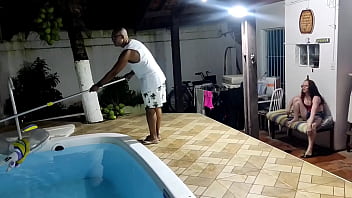MEU MARIDO SAIU E ESQUECEU DE DEIXA O DINHEIRO DO LIMPADOR DE PICINA