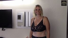 MILF looking sexy in black