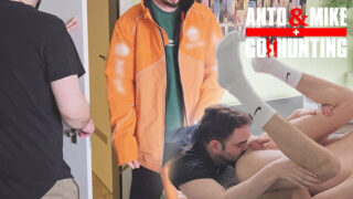 Amatör genç adamlar, büyük penisleriyle anal ilişkiye giriyorlar.