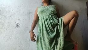 Indian beautiful sister-in-law put sex toy in her pussy in memory of husband and drained the water from the pussy