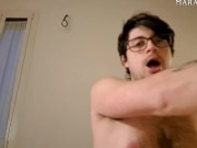 gusta i miei duri capezzoli mentre spalmo lo yogurt italiano e ti faccio una spagnola