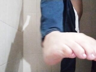 Pies bonitos en la ducha caliente