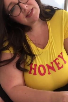 Busty BBW edges you in a tight top