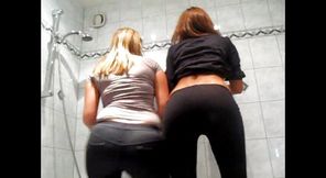 Twerking asses in the bathtub