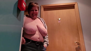 Je sors de ma chambre d&#039_h&ocirc_tel les seins dehors