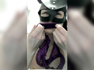 ASMR JOI Русская брюнетка нюхает ношеные трусы и лижет их. Девушка писает волосатой немытой пиздой