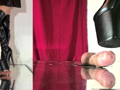 Amateur Foot Fetish Girlfriend Sucks and gives a Footjob